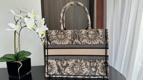 medium D*or book tote-36*18*28cm