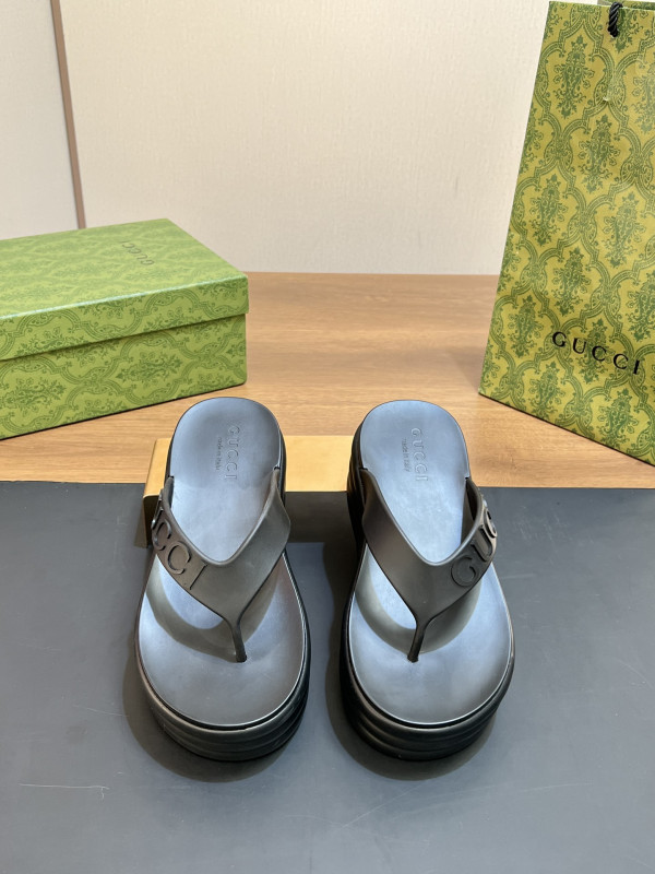 G*u*i slide sandals