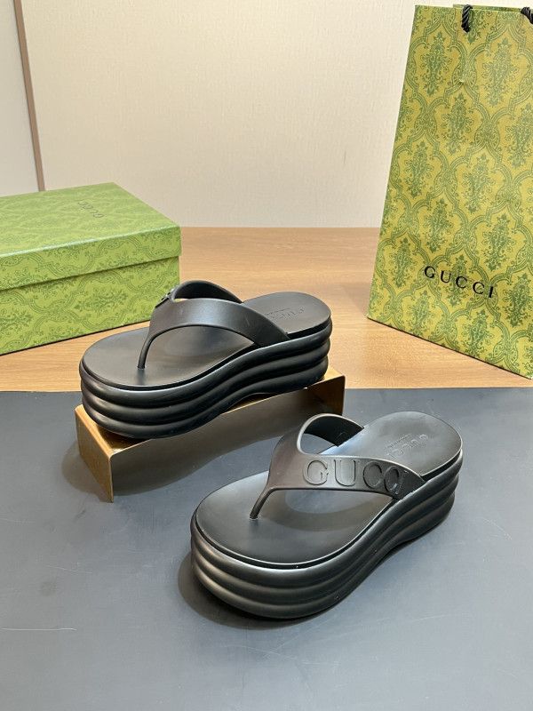G*u*i slide sandals