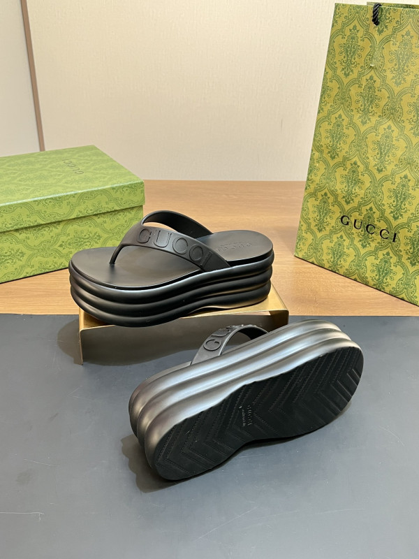 G*u*i slide sandals