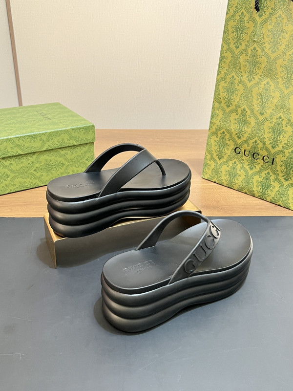 G*u*i slide sandals