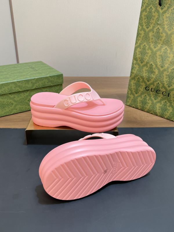 G*u*i slide sandals