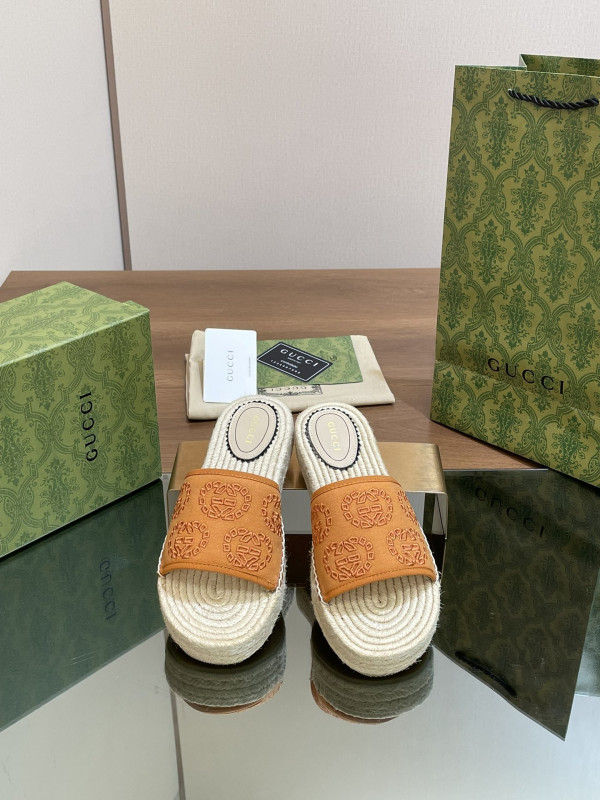 G*u*i slide sandals