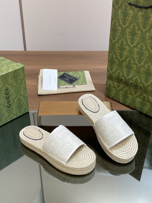 G*u*i slide sandals