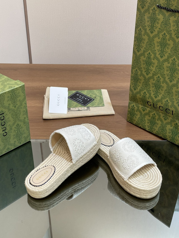 G*u*i slide sandals