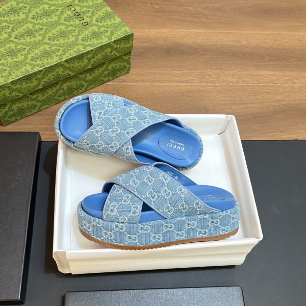 G*u*i slide sandals