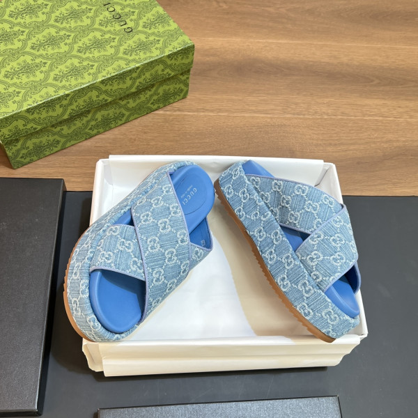 G*u*i slide sandals
