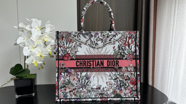 large D*or book tote-42*35*18.5cm