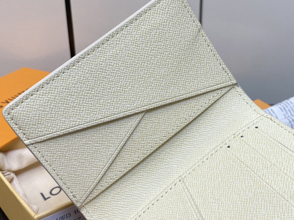 l**is V*t*n pocket organizer-7.5*11.1*1 cm