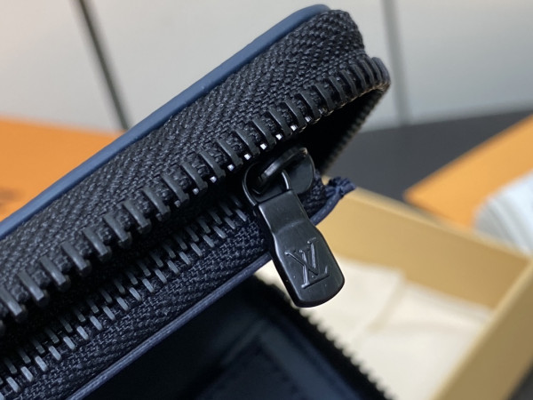 l**is V*t*n zippy wallet-10*20*2 cm