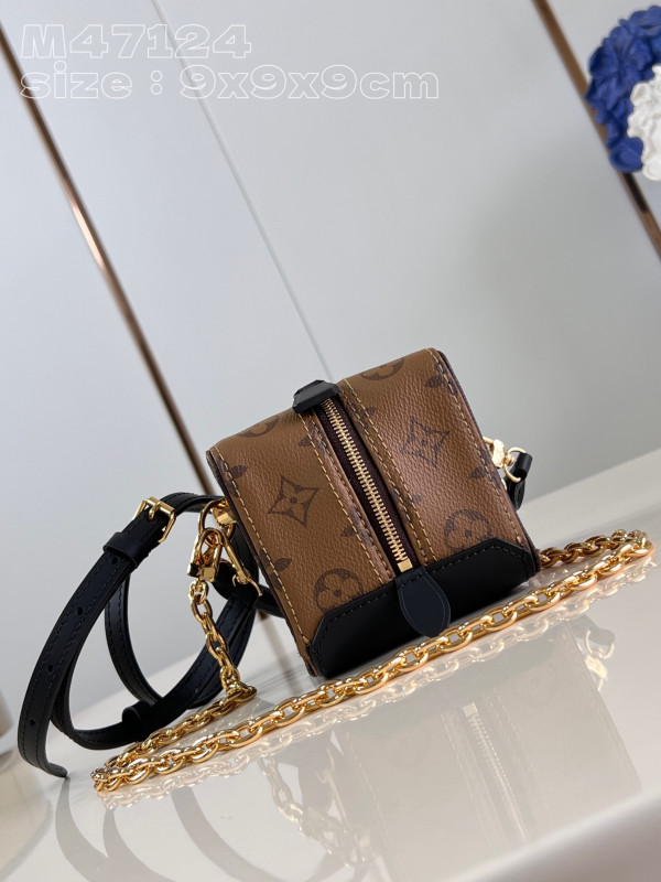 l**is V*t*n dice bag-9.5*9.5*9.5cm