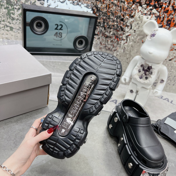 Ba*len*cia*ga✖️crocs sandals