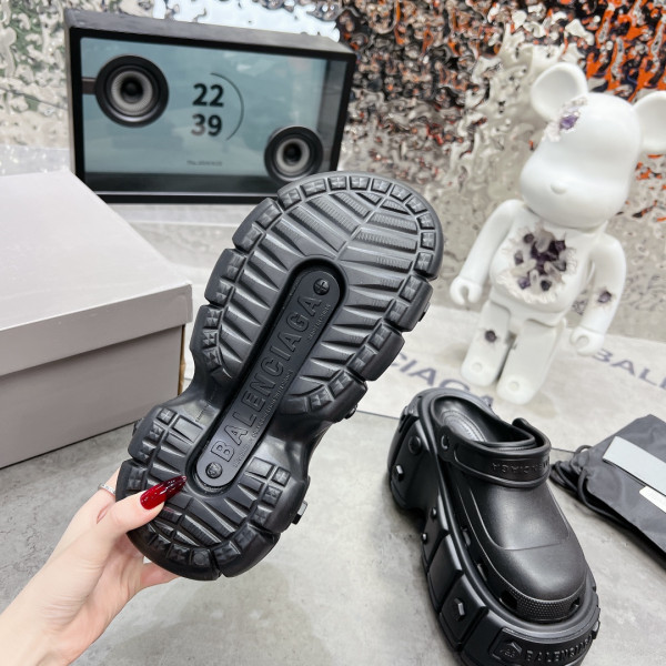 Ba*len*cia*ga✖️crocs sandals