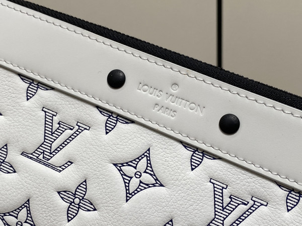 l**is V*t*n pochette to-go-30*21.5*2cm