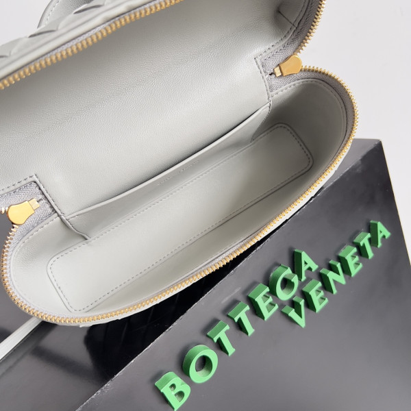Bo*te*ga ve*ne*ta vanity case crossbody bag