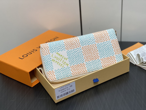 l**is V*t*n zippy wallet-10*20*2 cm