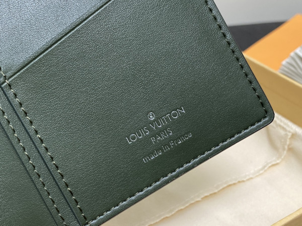 l**is V*t*n brazza wallet-10*19*2cm