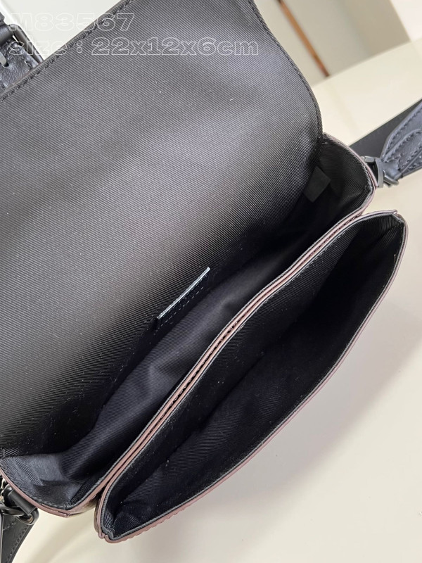 l**is V*t*n montsouris wearable wallet