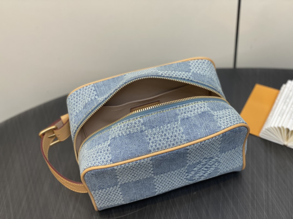 l**is V*t*n locker dopp kit bag-23*13*12cm