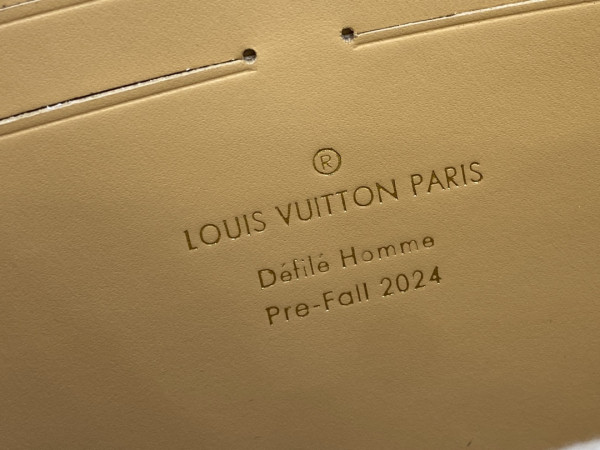 l**is V*t*n pochette voyage-27*21*6cm