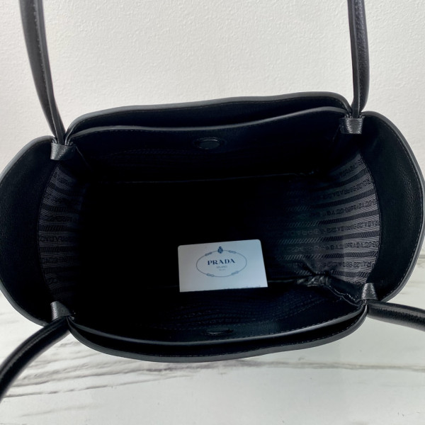 Pra*a medium leather handbag-25*18.5*12.5cm