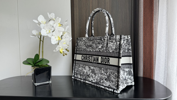 medium D*or book tote-36*18*28cm