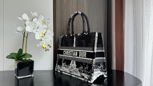 medium D*or book tote-36*18*28cm