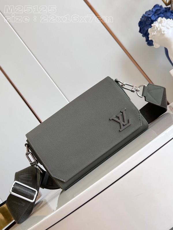 l**is V*t*n takeoff messenger pm-22*16.5*7cm