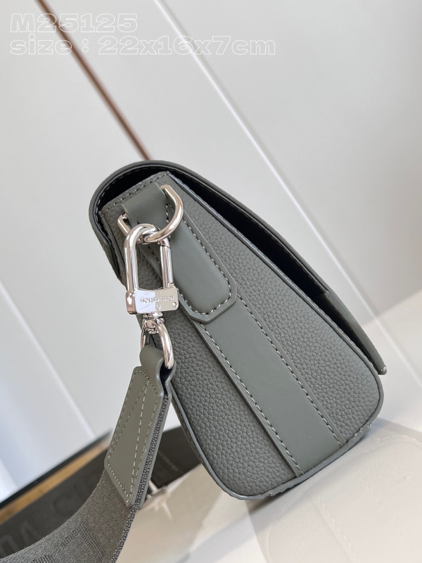 l**is V*t*n takeoff messenger pm-22*16.5*7cm