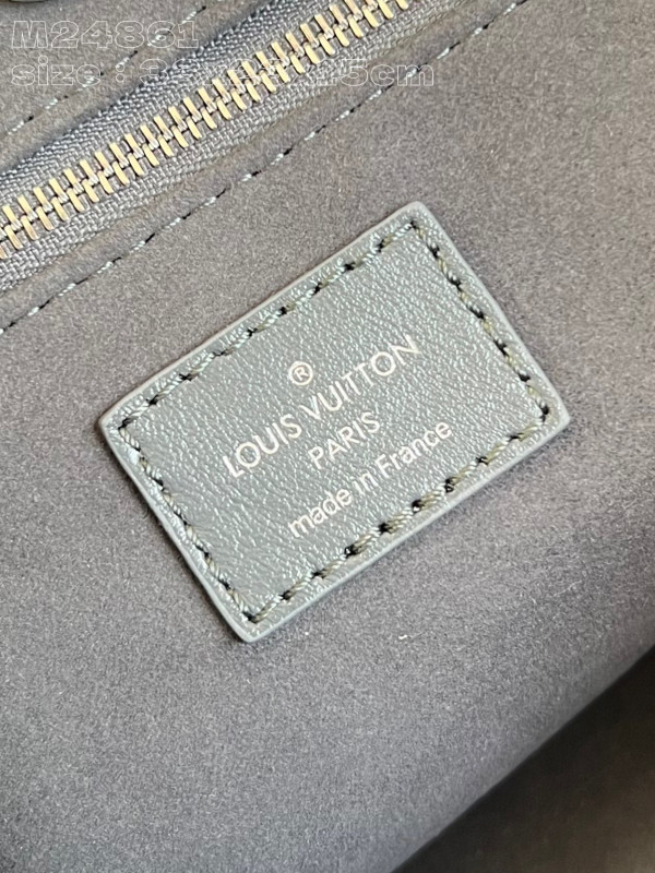 l**is V*t*n carryall cargo -33.5 x 23x15cm