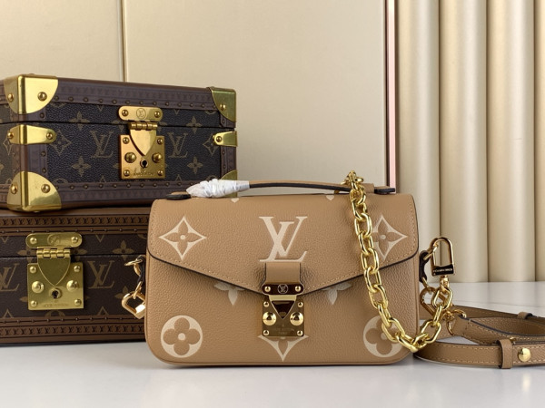 l**is V*t*n pochette metis east west
