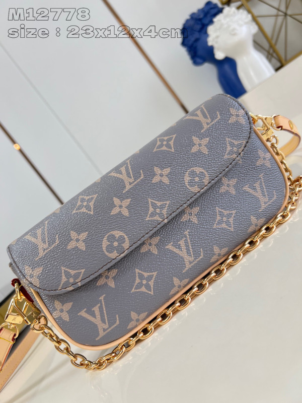 l**is V*t*n wallet on chain ivy-23.5*12*4.3cm