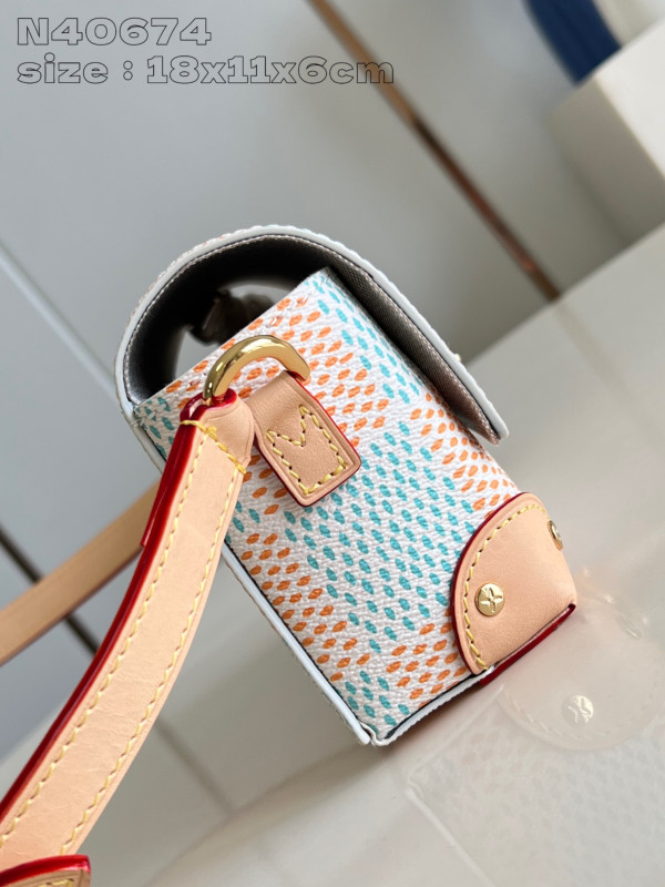 l**is V*t*n steamer wearable wallet-18*11*6.5cm