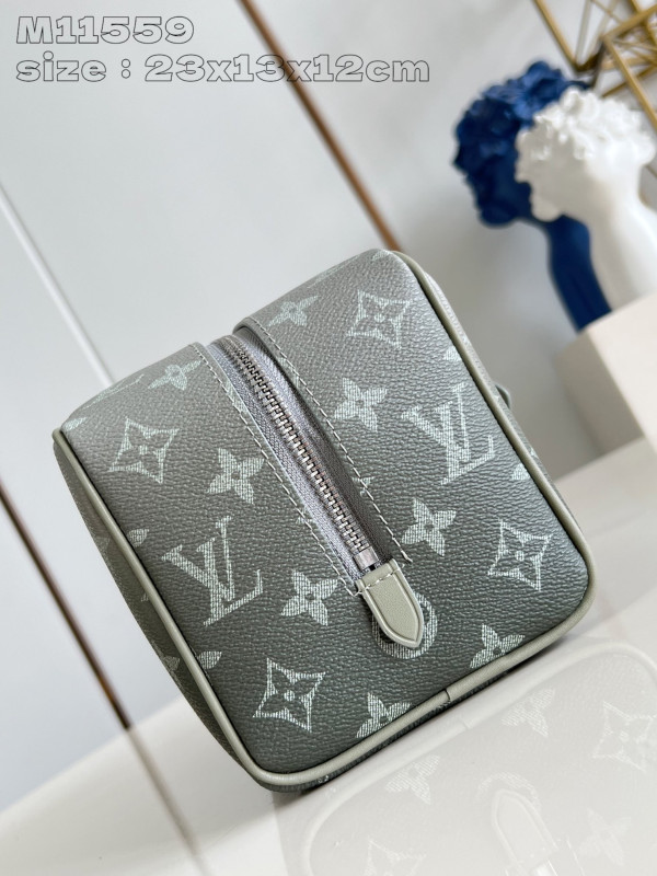 l**is V*t*n locker dopp kit bag-23*13*12cm