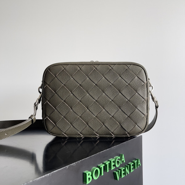 Bo*te*ga ve*ne*ta medium intrecciato camera bag