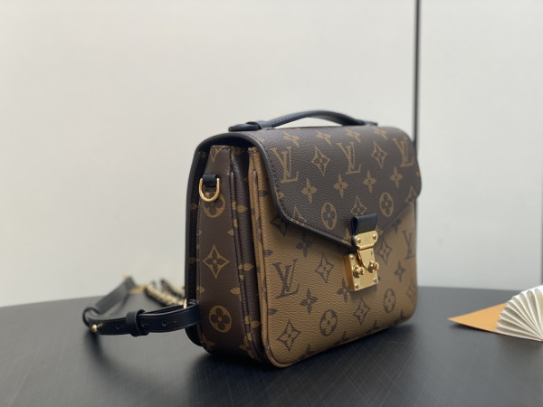 l**is V*t*n pochette métis backpack