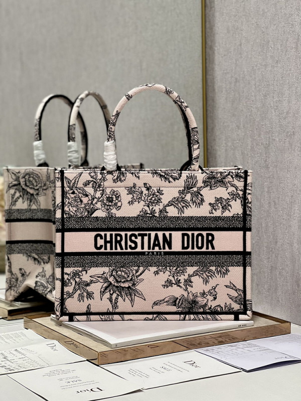 medium D*or book tote