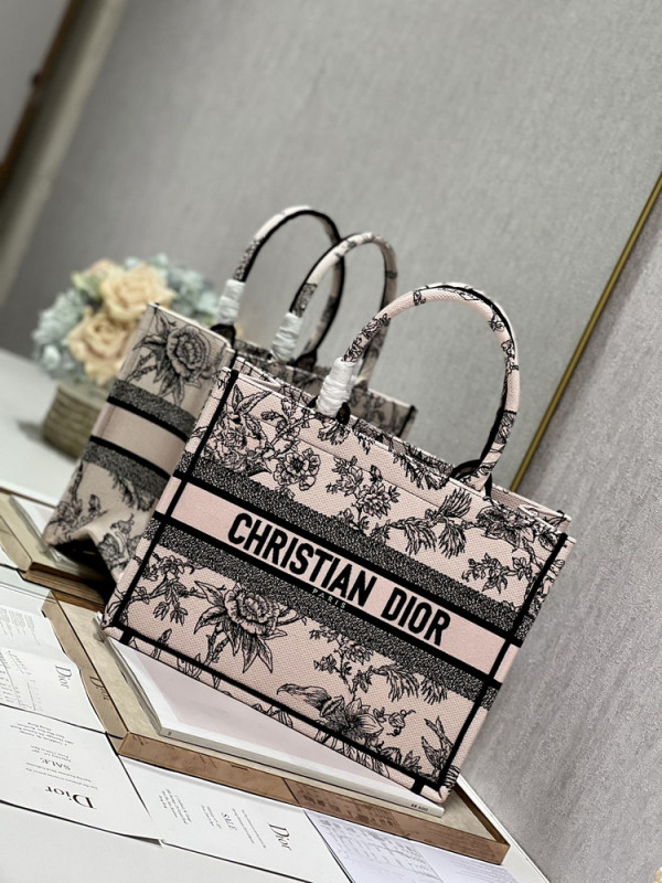 medium D*or book tote