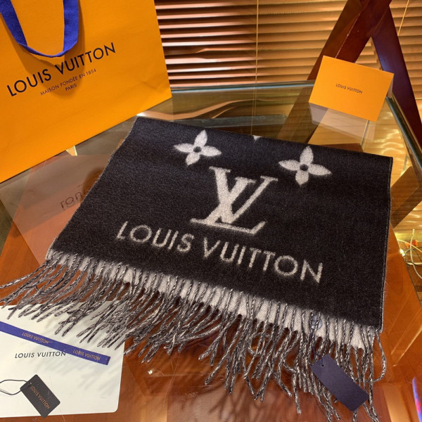 l**is V*t*n reykjavik scarf