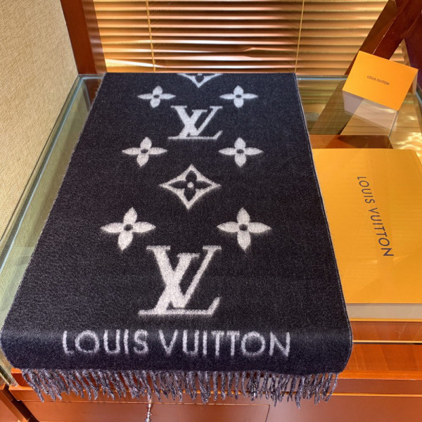 l**is V*t*n reykjavik scarf
